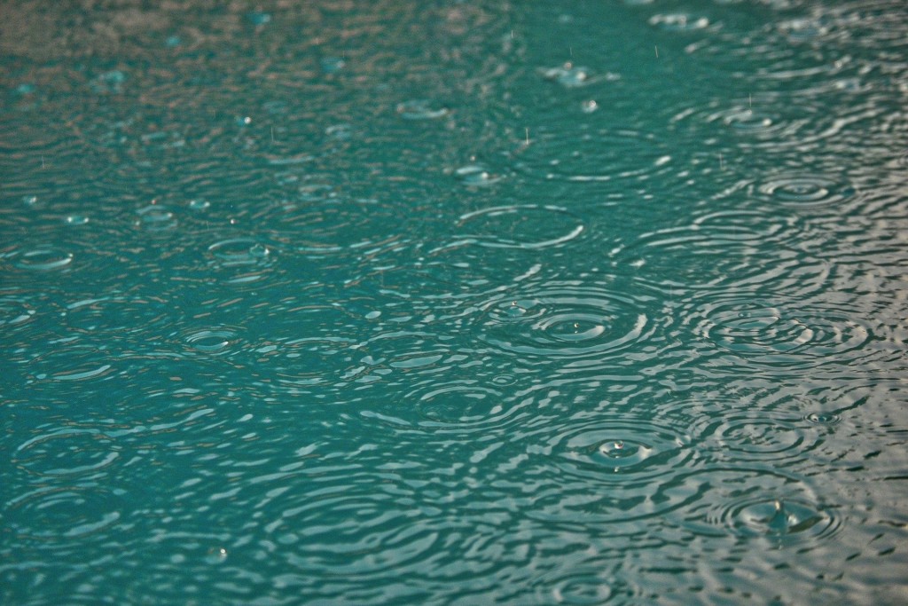 เมื่อฝนตก+สระว่ายน้ำต้องการการดูแลอย่างไรบ้าง